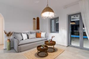 Posezení v ubytování Isalos Villas with private pool, sleeps 4
