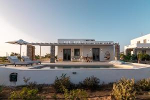 Bazén v ubytování Isalos Villas with private pool, sleeps 4 nebo v jeho okolí