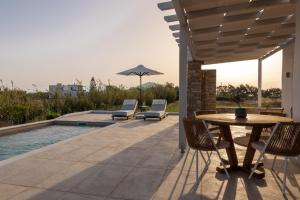 Bazén v ubytování Isalos Villas with private pool, sleeps 4 nebo v jeho okolí
