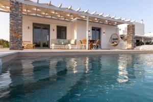 Bazén v ubytování Isalos Villas with private pool, sleeps 4 nebo v jeho okolí