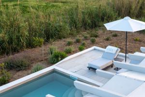Bazén v ubytování Isalos Villas with private pool, sleeps 4 nebo v jeho okolí
