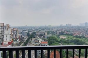 een balkon met uitzicht op de stad bij Apt Pejaten Park Residence 2 BR Grey dgn Netflix, Bathub, Pool in Jakarta