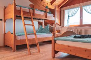 sypialnia z 2 łóżkami piętrowymi w kabinie w obiekcie Agritur Bella di Bosco w mieście Coredo