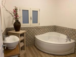 een badkamer met een groot bad en een wastafel bij B&B villa Gallo in Torre Squillace +33 foto's