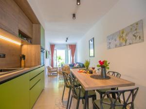 a kitchen and dining room with a table and chairs at Apartmani Melita in Malinska