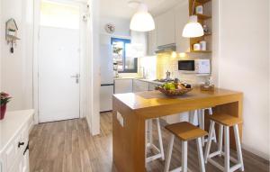 Dapur atau dapur kecil di 2 Bedroom Nice Apartment In Siboralos