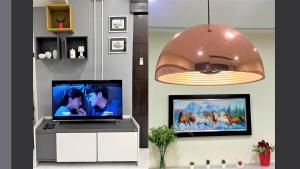 TV a/nebo společenská místnost v ubytování At FOUR-6 Bed, CITY CENTER, Nana BTS, MBK, Central World, Siam