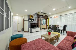 At FOUR-6 Bed, CITY CENTER, Nana BTS, MBK, Central World, Siam في بانكوك: غرفة معيشة مع أريكة وطاولة