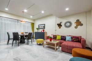Posezení v ubytování At FOUR-6 Bed, CITY CENTER, Nana BTS, MBK, Central World, Siam