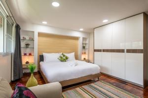 At FOUR-6 Bed, CITY CENTER, Nana BTS, MBK, Central World, Siam tesisinde bir odada yatak veya yataklar