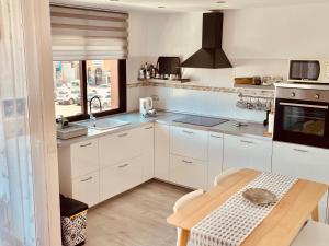 Kuchyň nebo kuchyňský kout v ubytování Silver Home