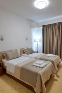 A bed or beds in a room at Hotel Mano