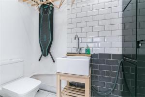 a bathroom with a sink and a toilet and a tub at Dreghorn House 5 b-rooms 9 beds 3 toilets 2 showers,1 bath 2 receiption Secure free Parking 233 Wifi in Edinburgh +29 photos