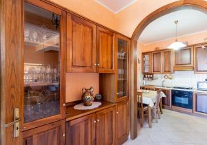 una cucina con armadi in legno e una sala da pranzo di Casa De Sanctis - Irpinia a Morra De Sanctis