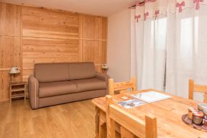 a living room with a couch and a table at Appartamenti & Wellness Piero Gros in Sauze dʼOulx