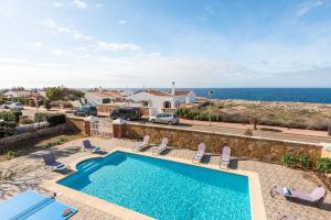 una piscina con vistas al océano en Villa Antonita by Villa Plus en Cala Santandria