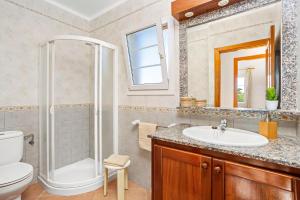 A bathroom at Villa Genestar by Villa Plus