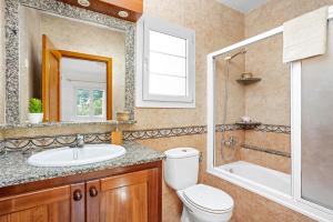 A bathroom at Villa Genestar by Villa Plus