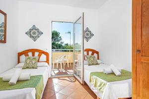 A bed or beds in a room at Villa Genestar by Villa Plus