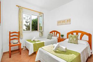A bed or beds in a room at Villa Genestar by Villa Plus