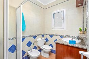 A bathroom at Villa Genestar by Villa Plus