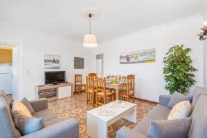 Una sala de estar con dos sofás y una mesa. en Villa Jaime by Villa Plus, en Arenal d'en Castell