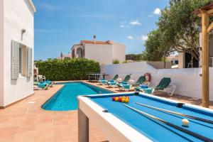 una mesa de billar en el patio trasero de una casa en Villa Jaime by Villa Plus, en Arenal d'en Castell