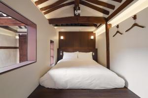 Llit o llits en una habitació de Luxury hanok with private bathtub - SW08