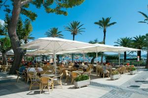 En restaurant eller et andet spisested på Villa Ignacio by Villa Plus