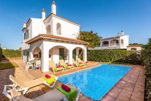 willa z basenem i domem w obiekcie Villa Sunflower by Villa Plus w mieście Cala Blanca