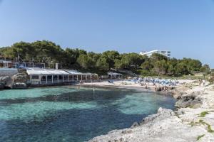 plaża z grupą ludzi w wodzie w obiekcie Villa Sunflower by Villa Plus w mieście Cala Blanca