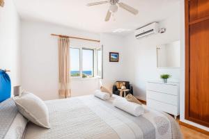 Ένα ή περισσότερα κρεβάτια σε δωμάτιο στο Villa Adelaide by Villa Plus