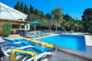 בריכת השחייה שנמצאת ב-Villa Vilar De Baix by Villa Plus או באזור