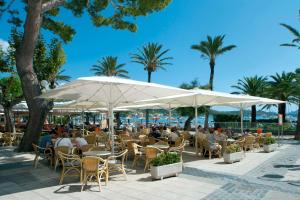 Reštaurácia alebo iné gastronomické zariadenie v ubytovaní Villa Maina by Villa Plus