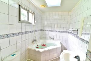 Bilik mandi di Jenq Yang Hotspring Hotel