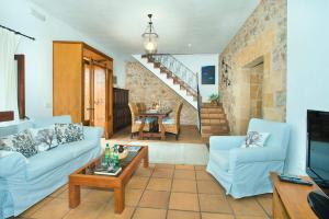 una sala de estar con 2 sofás azules y una mesa. en Villa Casa Pepe by Villa Plus, en Pollensa
