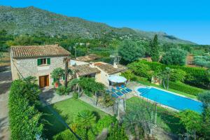 een luchtzicht op een huis met een zwembad bij Villa Casa Pepe by Villa Plus in Pollença