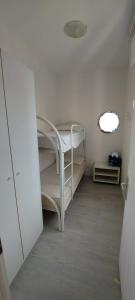 ein kleines Zimmer mit 2 Etagenbetten. in der Unterkunft Ivana in Bibione