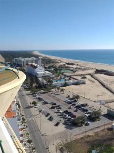 una vista aérea de un aparcamiento junto a la playa en Monte Gordo Beach Sky Flat en Monte Gordo