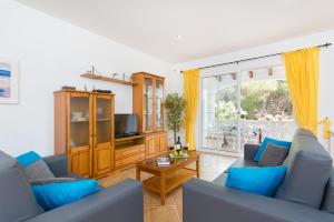 A television and/or entertainment centre at Villa Jose by Villa Plus