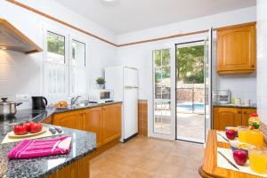 A kitchen or kitchenette at Villa Jose by Villa Plus