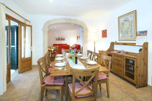 ein Esszimmer mit einem langen Tisch und Stühlen in der Unterkunft Villa Sol Pollensa by Villa Plus in El Port