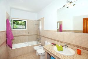 ein Badezimmer mit Waschbecken und Toilette in der Unterkunft Villa Sol Pollensa by Villa Plus in El Port