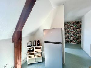 een keuken met een koelkast in de kamer bij COC - Les Oyats in Wissant