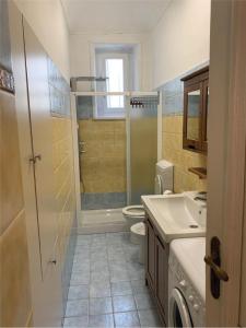 een badkamer met een douche, een toilet en een wastafel bij BnB Regina in Turijn