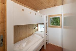 una camera con letto a castello in una casetta di Chasa Laina a Sent