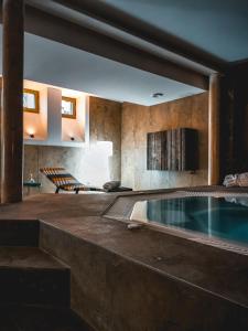 una gran piscina en una habitación con una casa en Hotel La Zoologie & Spa Bordeaux, en Burdeos