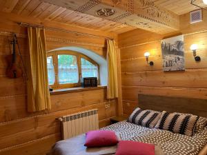 1 dormitorio con 1 cama y ventana en una habitación en Siklawa, en Zakopane
