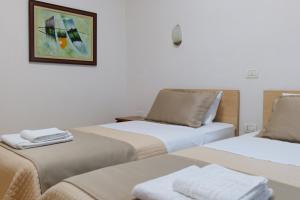 A bed or beds in a room at Hotel Mano