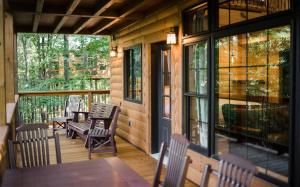 Rõdu või terrass majutusasutuses Skyview Treehouse by Amish Country Lodging